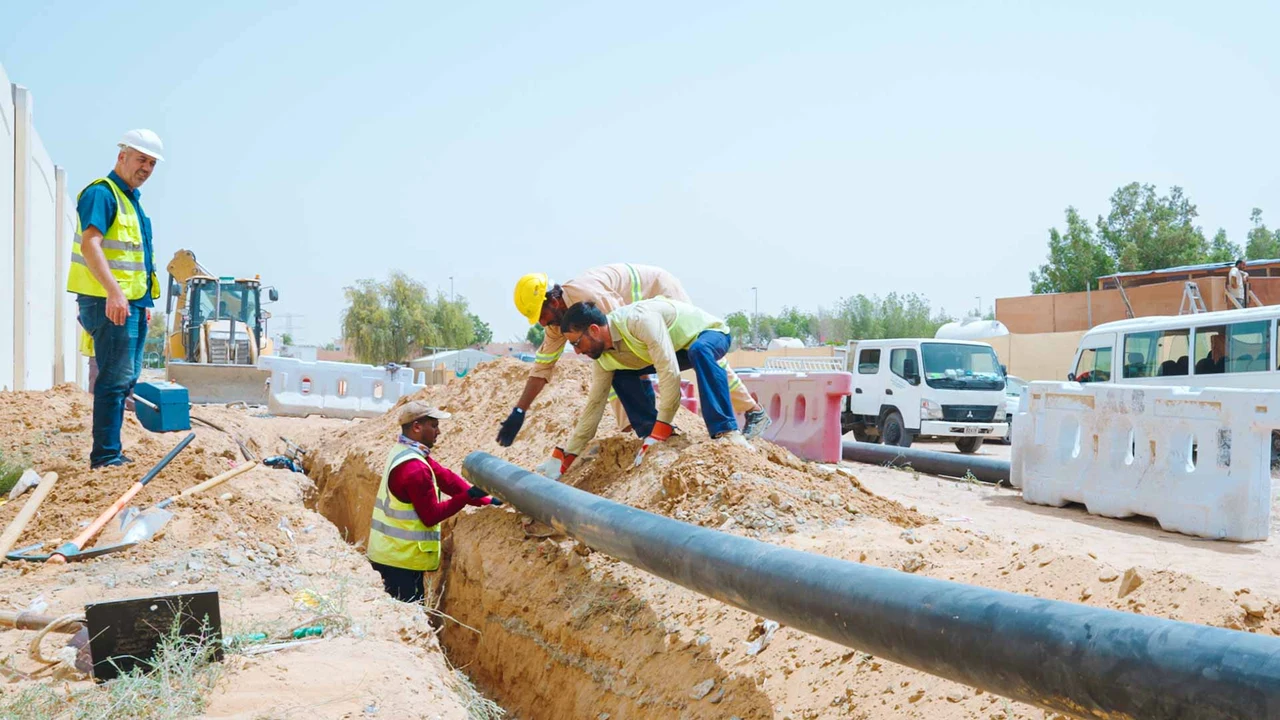 كهرباء الشارقة تدعم شبكات المياه في الزبير وحي الدبدبة.